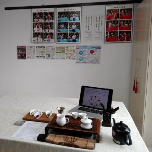 薬膳茶講座で素材と組み合わせを学ぶ様子