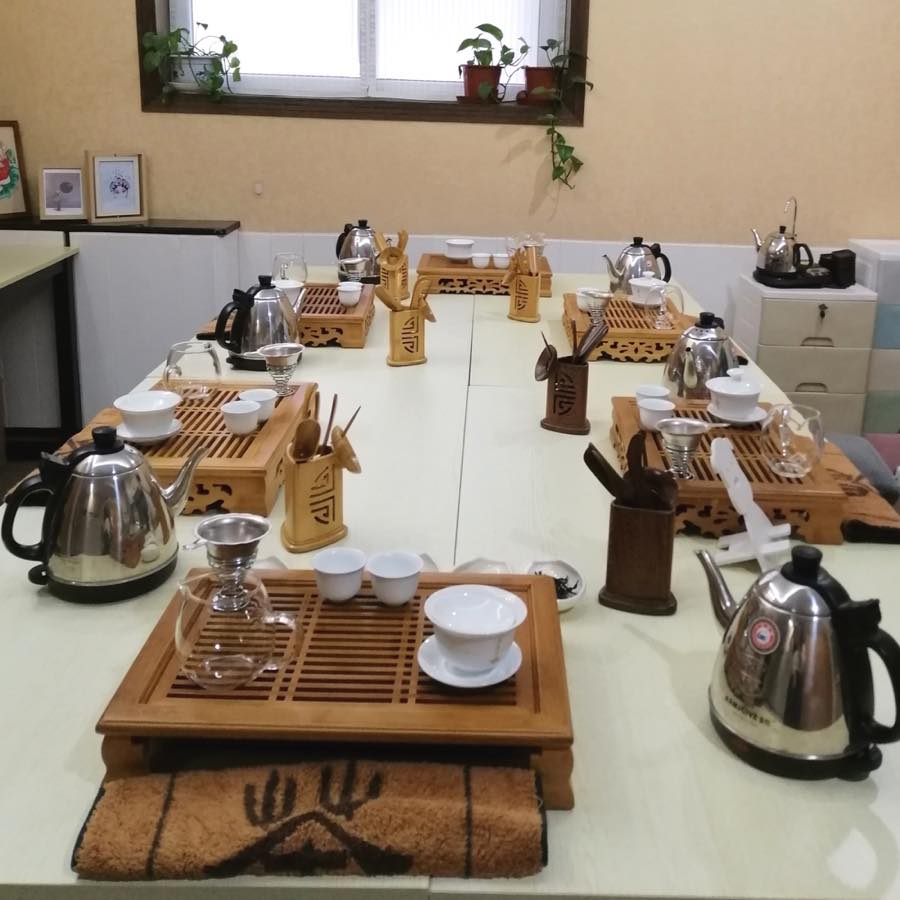 初級茶藝講座で茶器の扱いを学ぶ様子