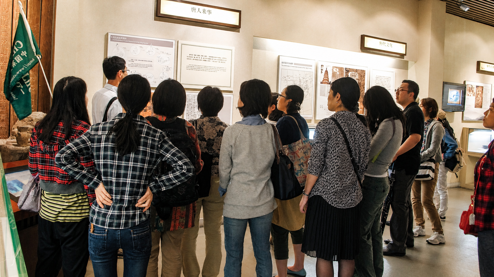 中国茶文化の展示を見学し、現地で学ぶ受講者たち